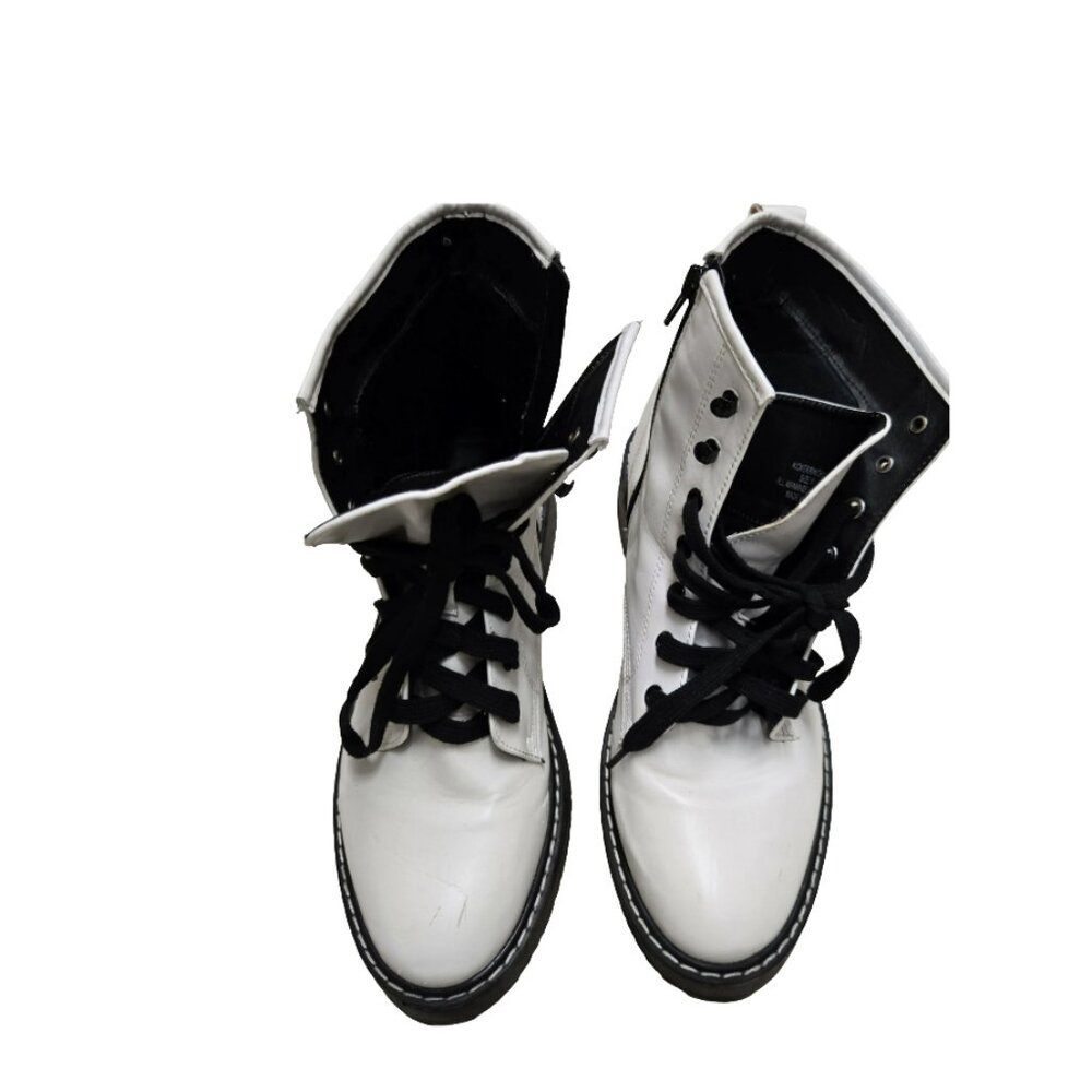 STYLISH WHITE DOC MARTIN STYLE BOOTS BY STEVE MADDEN. SIZE 11US ZIPPERED
